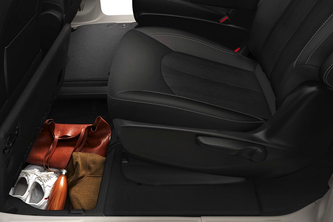 vue d'un des nombreux espaces de rangement à bord de la Chrysler Grand Caravan 2021