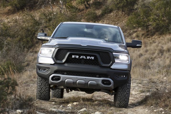 RAM 1500 Rebel 2019 argent vu de face sur chemin rocheux