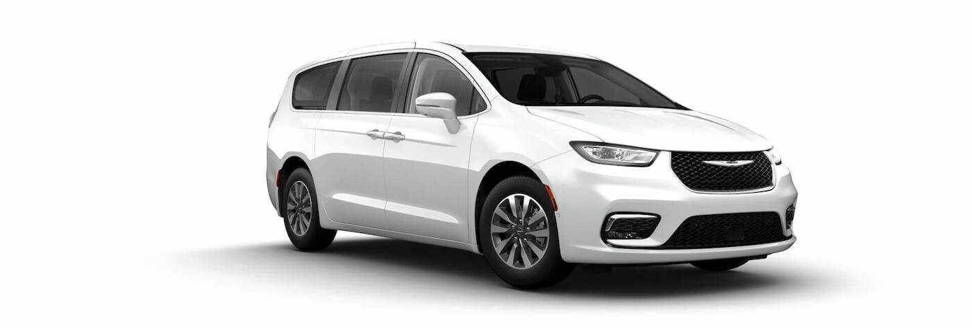 Vue 3/4 avant de la Chrysler Pacifica hybride Touring-L 2022 blanche éclatante