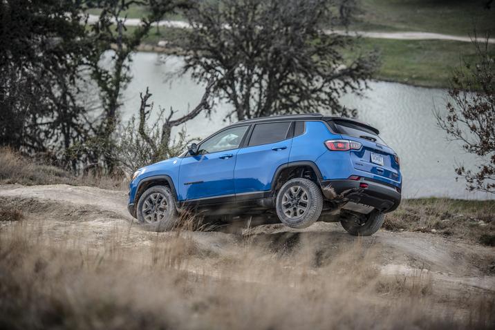 Duclos Chrysler Valleyfield - Ford Escape 2018 vs Jeep Compass 2018 - 1.1 huntingdon rive-sud.jpg