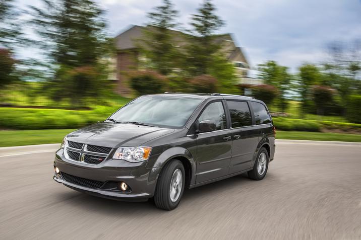 Un Dodge Grand Caravan 2019 gris effectuant un virage dans une rue