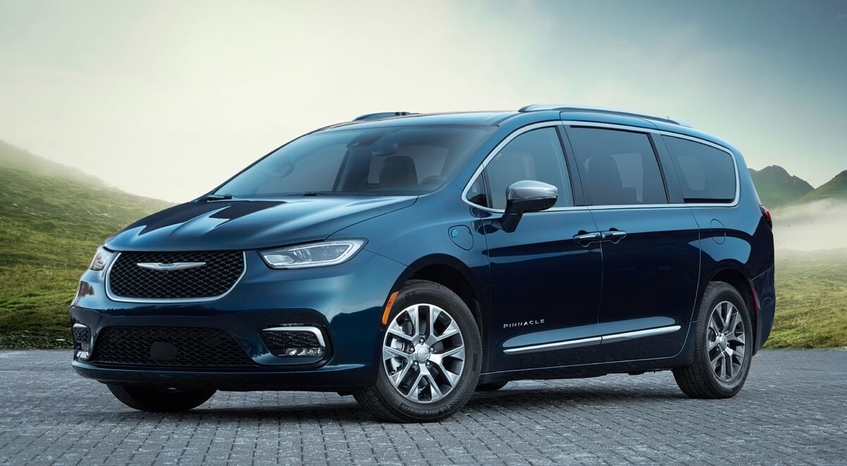 Vue 3/4 avant d'une Chrysler Pacifica hybride Pinnacle 2022 garée sur un pavé