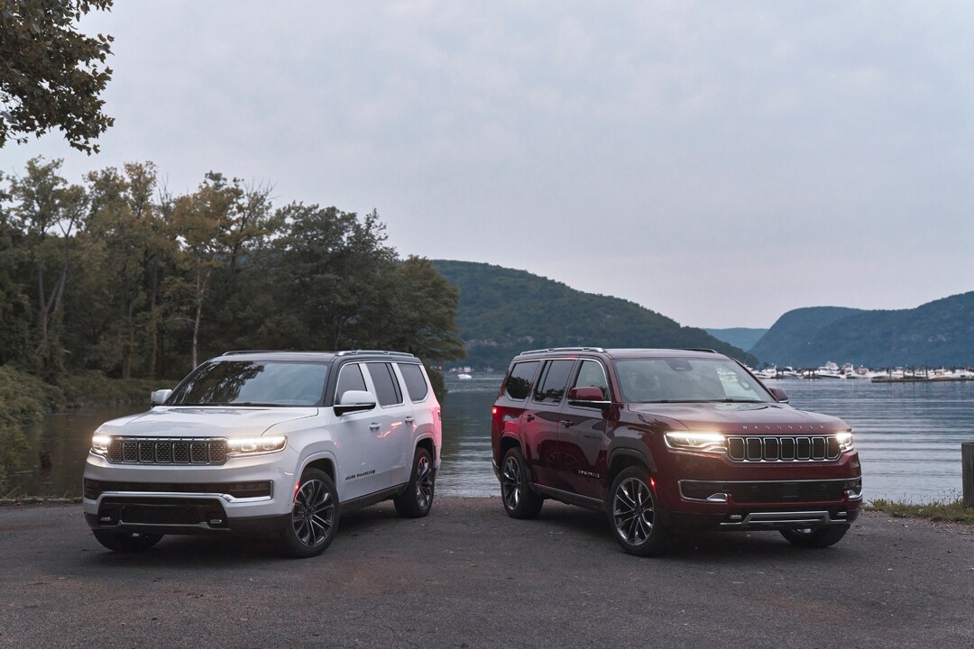 vue trois quart avant du Jeep Grand Wagoneer (gauche) et du Wagoneer (droite)