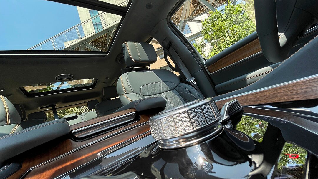 vue rapprochée de la console centrale à bord du Jeep Grand Wagoneer 2022