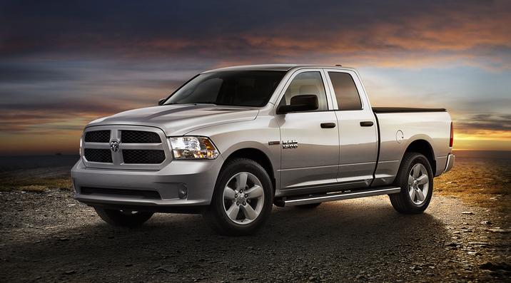 Duclos Chrysler Valleyfield RAM 1500 occasion 1.0 Valleyfield vaudreuil.jpg RAM 1500 EcoDiesel HFE 2015 gris métallique à l'extérieur sous un ciel sombre au coucher du soleil