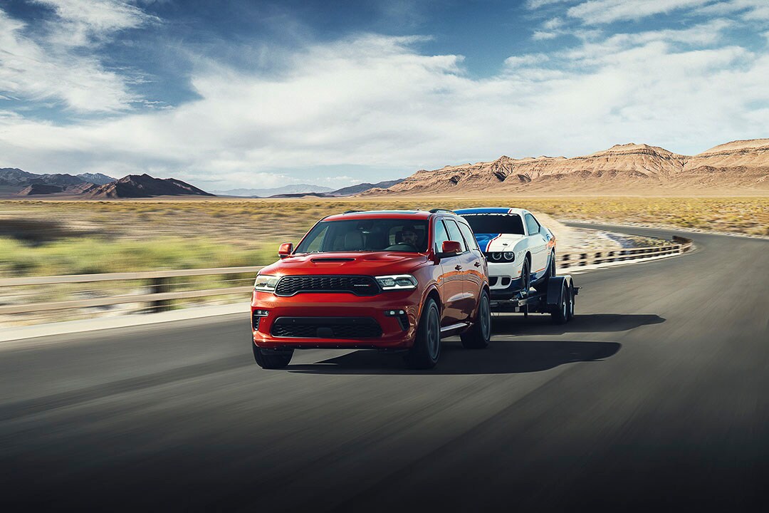 vue avant du Dodge Durango R/T 2021 roulant sur une route avec une remorque