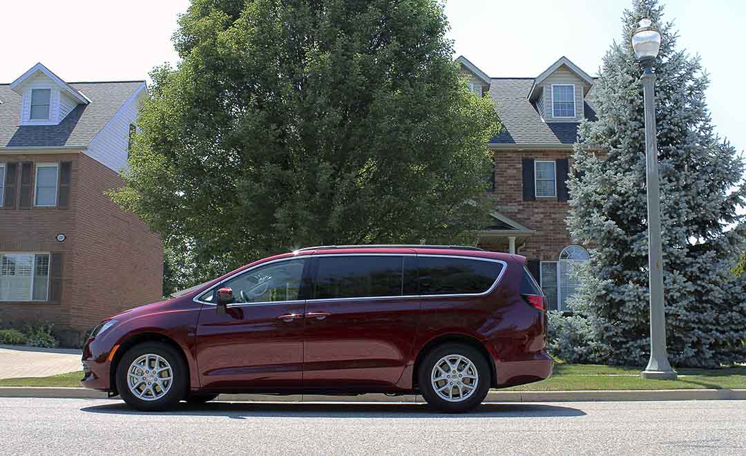 vue latérale de la Chrysler Grand Caravan 2021 stationnée sur une rue d'un quartier résidentiel