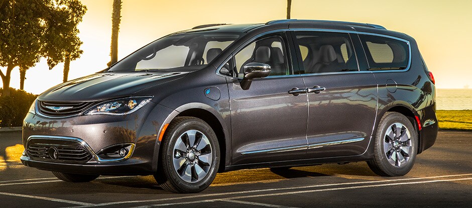 Duclos Chrysler Valleyfield - chrysler pacifica hybride 2017 - Valleyfield - 1.1.jpg Chrysler Pacifica Hybride 2017 grise foncé garée dans un stationnement à l'extérieur