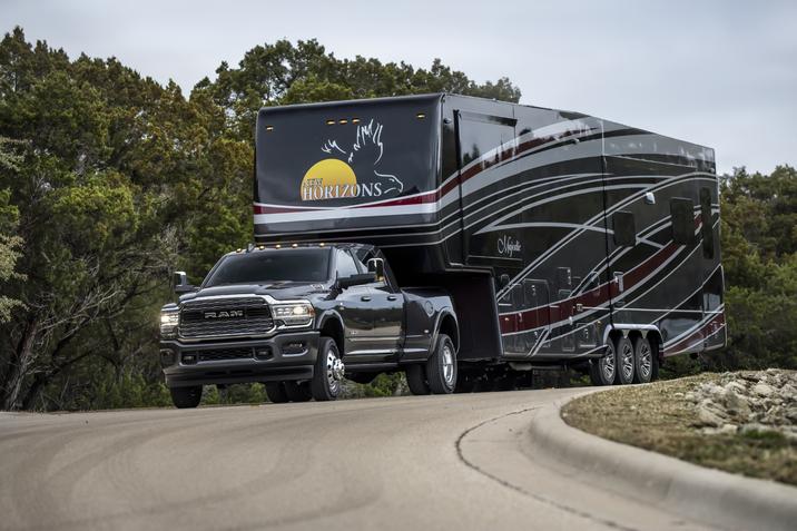 RAM 3500 Limited Cabine d'Équipe 2021 noir tirant une caravane à sellette
