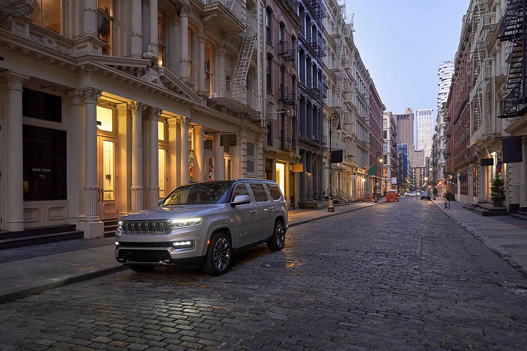 vue trois quart avant du Jeep Grand Wagoneer 2022 stationné sur une route pavée