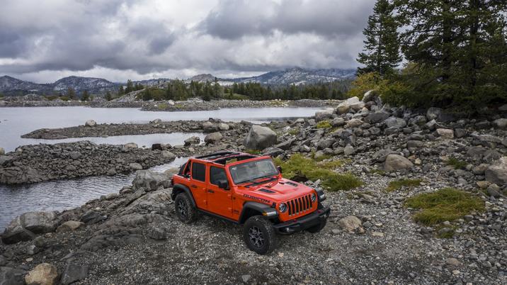 Jeep-Wrangler-Rubicon-2021-89.jpg Lateral side view of the 2021 Jeep Wrangler by a lake