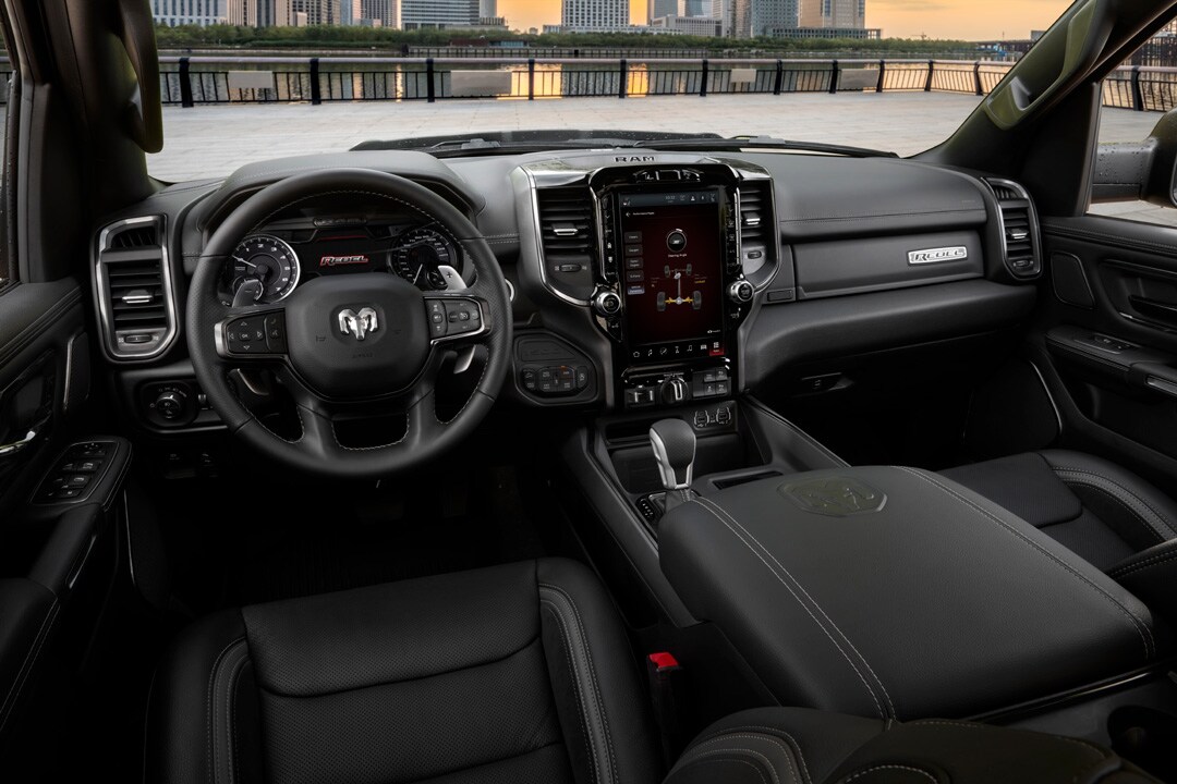 Cockpit avant d'un RAM 1500 Rebel G/T 2022 incluant toutes ses technologies embarquées