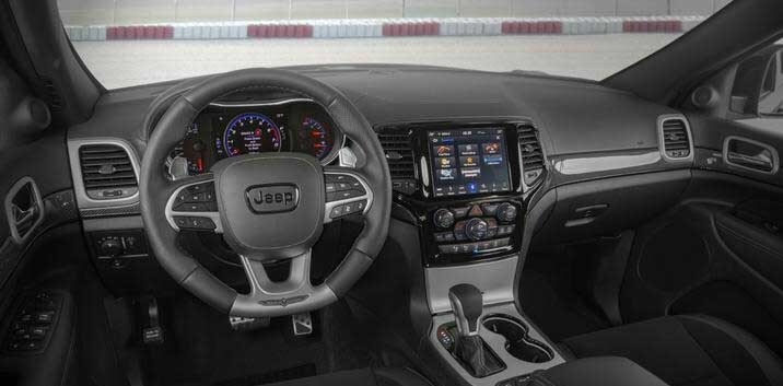 Jeep Grand Cherokee 2021-09.jpg Vue intérieur et de la console centrale du Jeep Grand Cherokee 2021