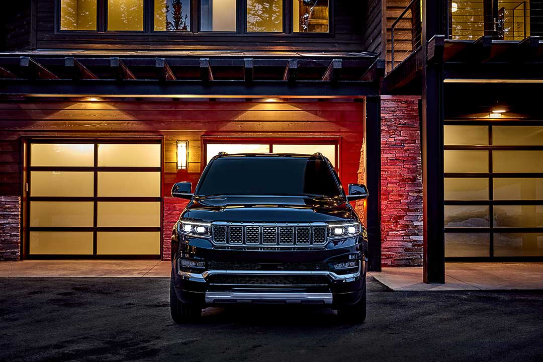 Vue avant du Jeep Grand Wagoneer 2022 dos à trois rangées de garage