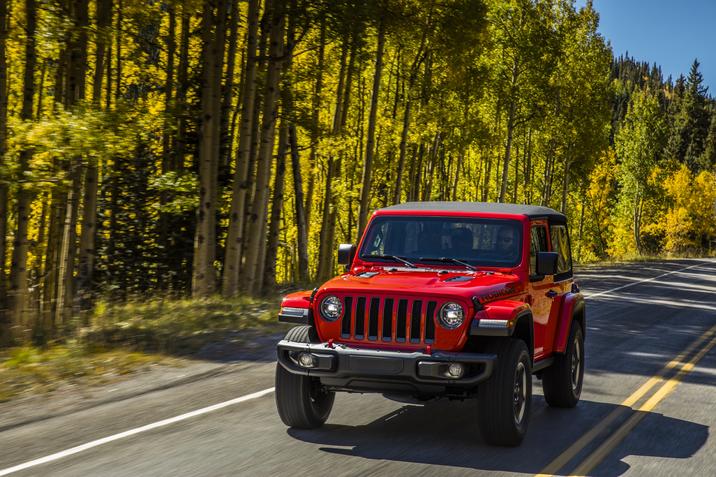 Jeep-Wrangler-Rubicon-2021-59.jpg Vue avant du Jeep Wrangler 2021 roulant sur une route en bordure de forêt