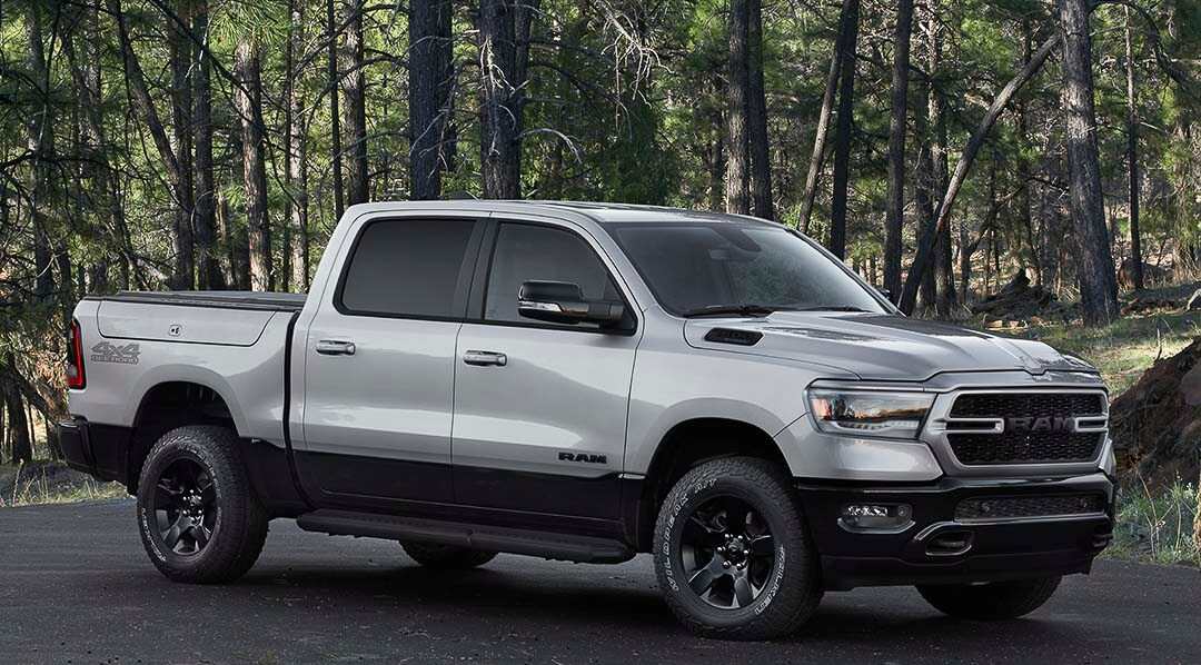 Vue 3/4 avant d'un RAM 1500 BackCountry 2022 gris garé dans une forêt