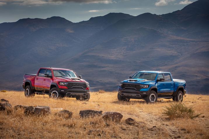 excellence-chrysler-ford-f-150-2021-vs-ram-1500-2021-2-trx.jpg 2 RAM 1500 TRX 2021