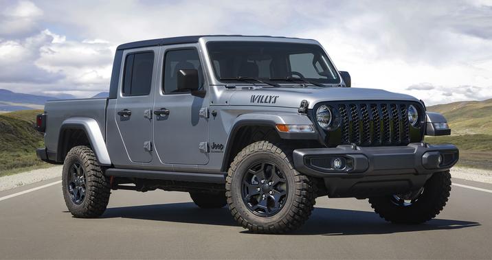 Jeep-Gladiator-Willys-2021-1.jpg Vue extérieur de l'avant d'un Jeep Gladiator 2021 en arrêt à 45%