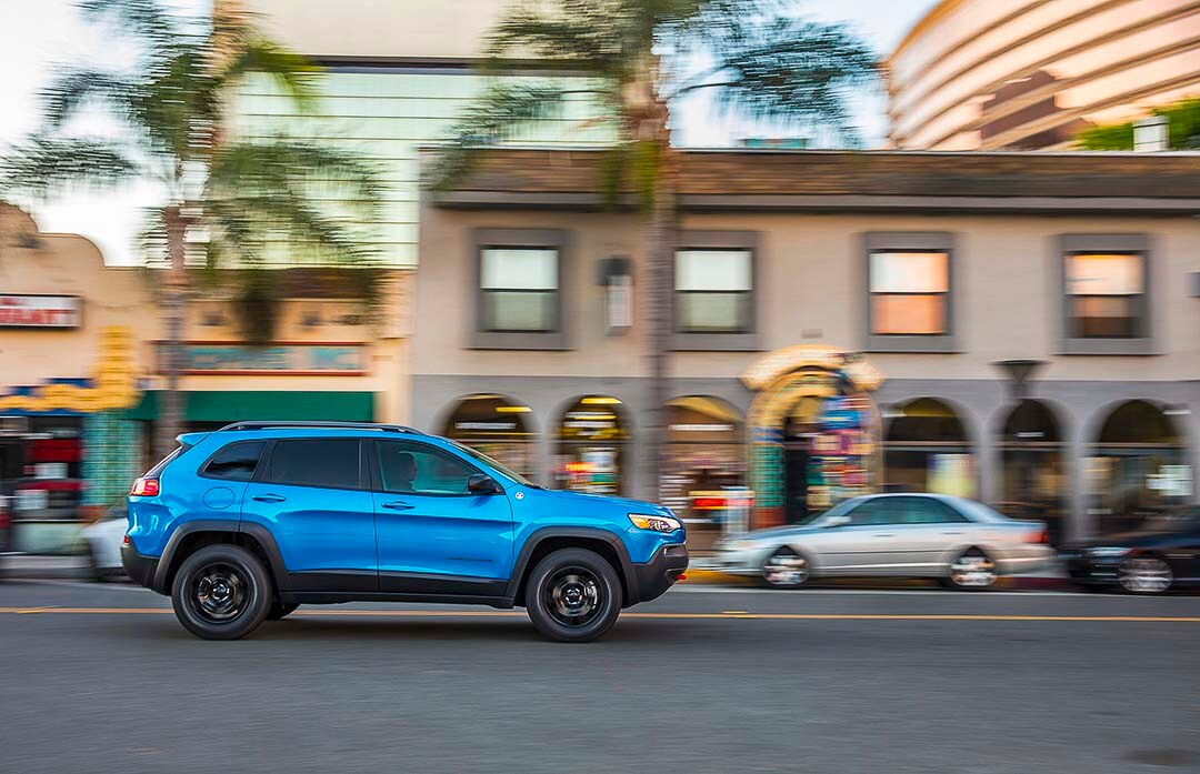 Jeep-Cherokee-2021-10.jpg Jeep Cherokee 2021 sur la route
