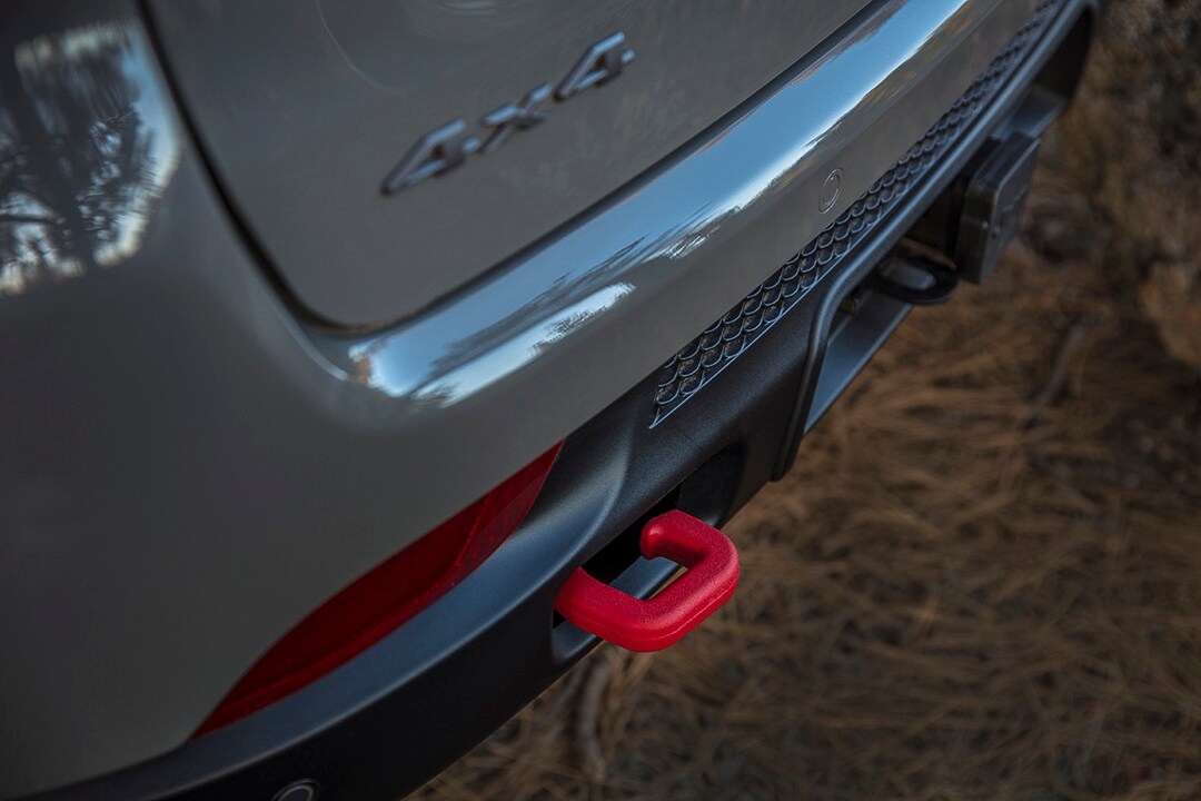 Crochet de remorquage rouge côté gauche d'un 4x4 Jeep Compass Trailhawk 2022