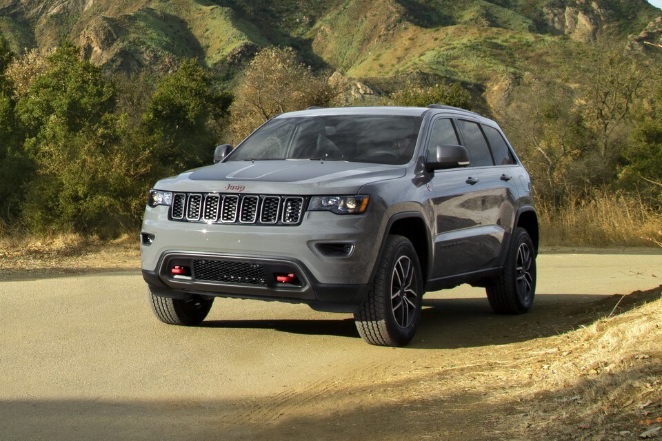 Granby Chrysler - Jeep Grand Cherokee 2021 - Trailhawk - a venir 0,1.jpg Jeep Grand Cherokee Trailhawk 2021 gris roulant sur un chemin de terre