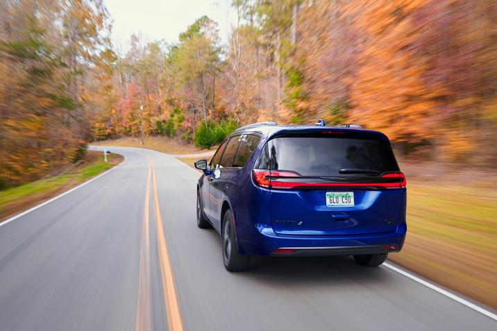 Granby Chrysler-Pacifica-2021-02.jpg Chrysler Pacifica 2021 en bleu sur une route forestière parti à l'aventure avec toute la famille