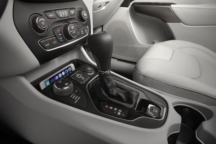 nissan-rogue-sv-awd-2020-vs-jeep-cherokee-altitude-4wd-2020-bessette-1--st-jean.jpg