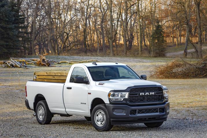 Granby Chrysler - Capacité remorquage - camions RAM - 2500 Tradesman 2021 1.2.jpg Ram 2500 Tradesman cabine régulière 2021 possédant une rangée de bois 4x4 dans sa cabine