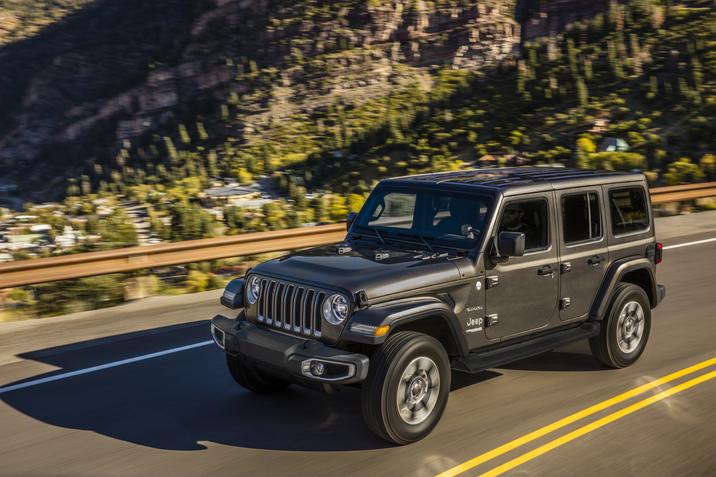 Granby-Chrysler- Jeep Wrangler-2021-05.jpg Jeep Wrangler Sahara en gris sur une route de montagne