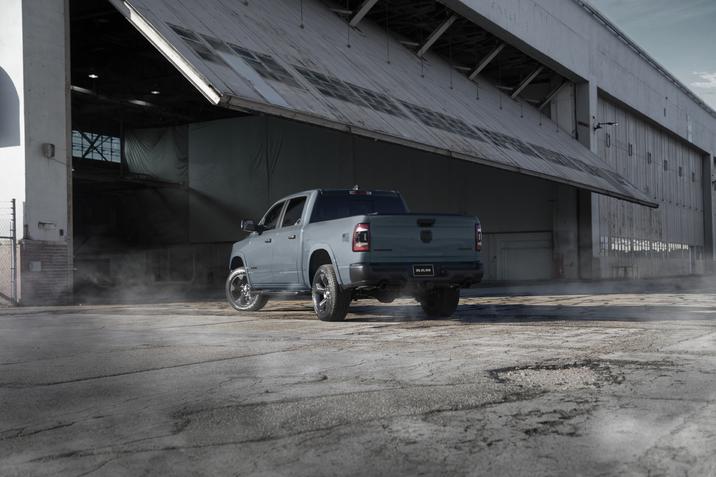 Granby Chrysler - RAM 1500 2021 1.5.jpg Ram 1500 2021 Édition conçue pour servir avec des fonctionnalités d'inspiration aéronautique effectuant son entrée dans un garage aéronautique