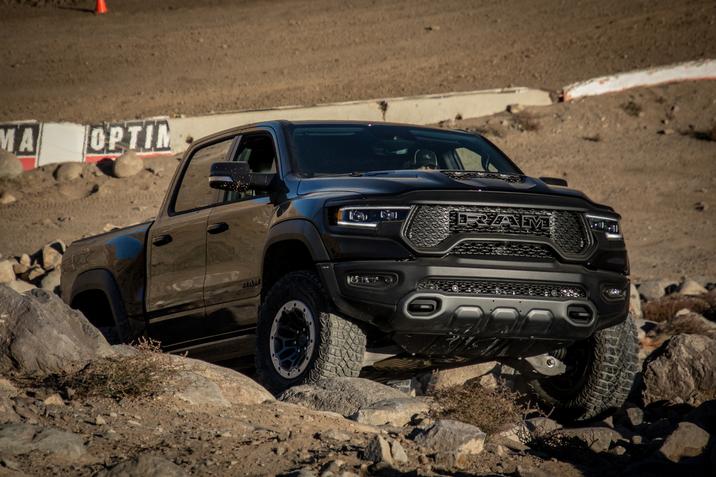 Granby Chrysler - RAM 1500 TRX 2021 - Prix et fiche technique.jpg RAM 1500 TRX 2021 noir frayant son chemin à travers les roches