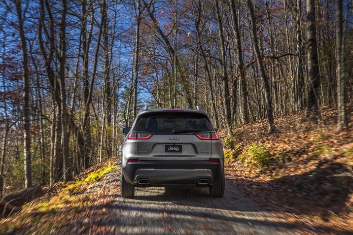 nissan-rogue-sv-awd-2020-vs-jeep-cherokee-altitude-4wd-2020-bessette-2-cowansville.jpg
