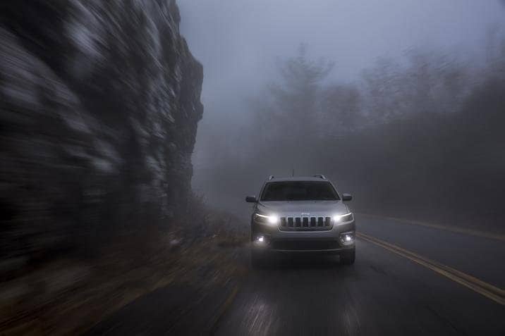 nissan-rogue-sv-awd-2020-vs-jeep-cherokee-altitude-4wd-2020-bessette-1-granby.jpg