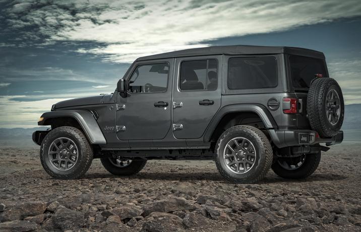 Granby Chrysler - Capacité remorquage - camions Jeep - Wrangler 80e anniversaire 2021 1.2.jpg Jeep Wrangler 80e anniversaire 2021 garé sur les rochers