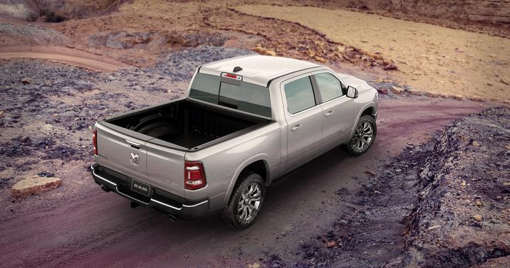 Granby Chrysler - RAM 1500 2021 1.1.jpg Ram 1500 Limited Longhorn 2021 Édition 10e anniversaire sur un chemin terreux