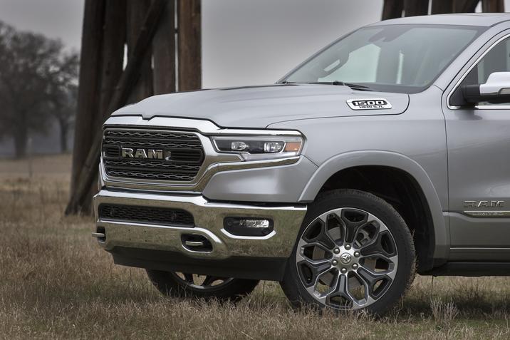besssette automobile granby Chevrolet Silverado 2018 vs RAM 1500 2019 1.0 granby.jpg