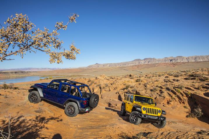 Granby-Chrysler- Jeep Wrangler-2021-01.jpg 2021 Jeep Wrangler Rubicon EcoDiesel avec et sans la capote et affichant les compétences hors-route du modèle