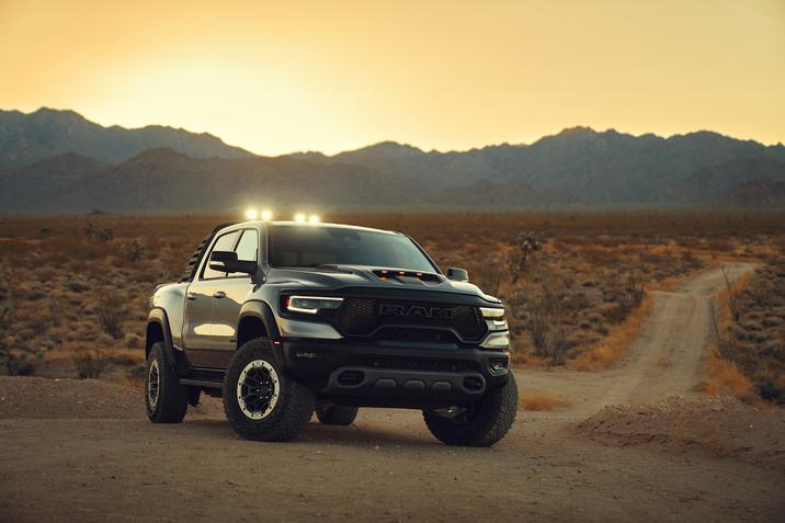 Granby Chrysler - RAM 1500 TRX 2021.jpg les avertisseurs lumineux du RAM 1500 TRX 2021 sur un chemin terreux avec les montagnes au loin