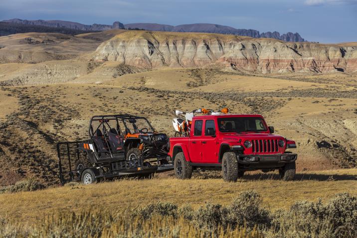 Granby Chrysler - Capacité remorquage - camions Jeep - Gladiator 2021 1.1.jpg Jeep Gladiator 2021 remorquant un véhicule côtes-à-côtes et 2 motocross dans un grand canyon