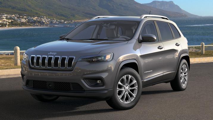 Granby Chrysler - Jeep Cherokee 2021 - Latitude LUX 1.0.jpg Jeep Cherokee 2021 Latitude LUX couleur grise à l'extérieur garé sur le bord de l'océan