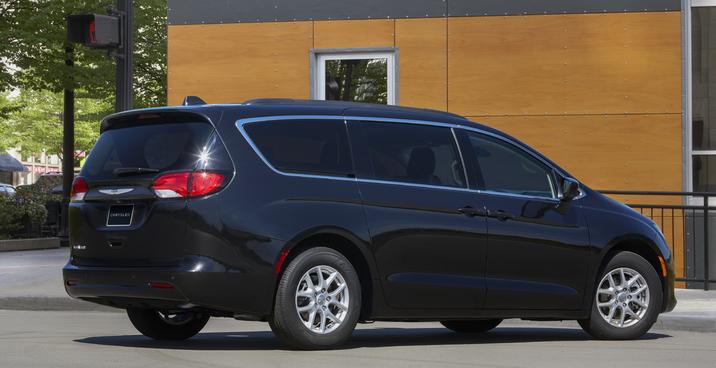 Chrysler Grand Caravan 2021 bleu marine, vu de côté, un peu de dos