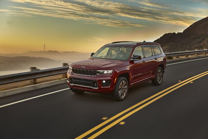Granby Chrysler- Jeep Grand Cherokee L Overland-02.jpg Un Jeep Grand Cherokee 2021 sur une route avec le soleil couchant