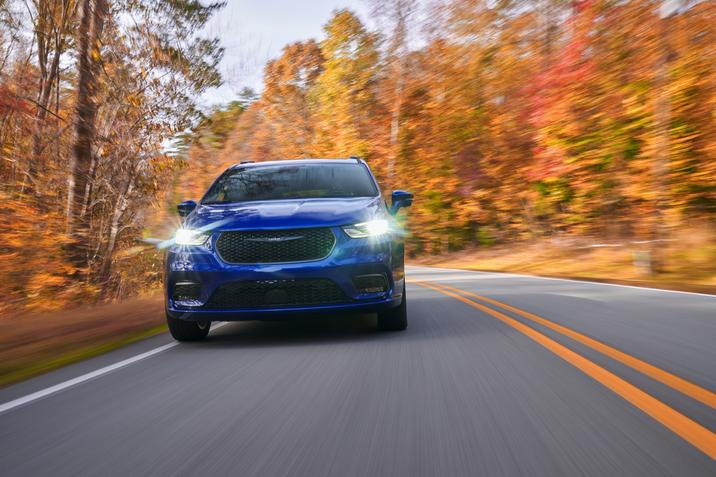 Granby Chrysler-Pacifica-2021-01.jpg Chrysler Pacifica 2021 en bleu avec des phares allumés qui vous garderont en sécurité