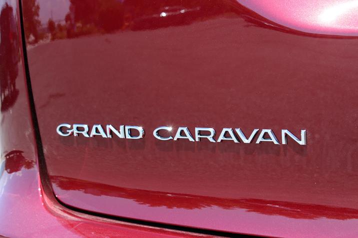 Granby Chrysler - Chrysler Grand Caravan 2021 - a venir 0,5.jpg logo arrière de la Grand Caravan 2021 rouge