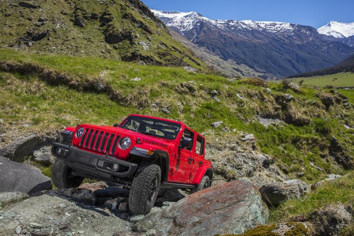 Granby-Chrysler- Jeep Wrangler-2021-04.jpg Jeep Wrangler Rubicon 2021 en rouge, jamais inquièt à cause d'une facade de pierre à pique