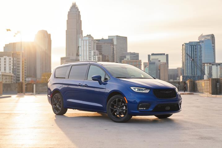 Granby Chrysler-Pacifica-2021-00.jpg Chrysler Pacifica 2021 en bleu stationné et démontrant sa taille imposante