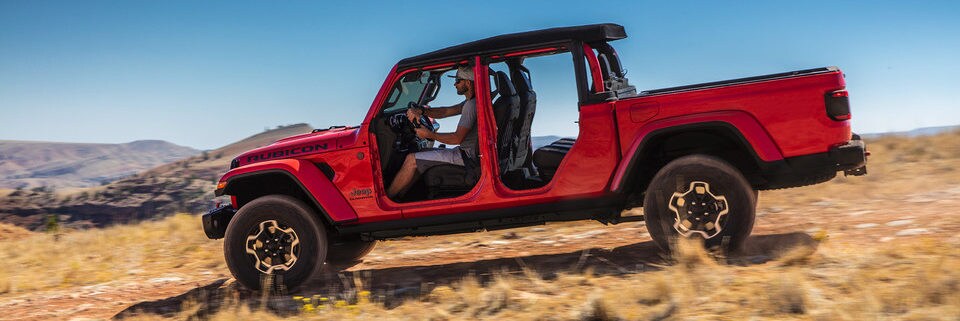 2020-jeep-gladiator-exterior-design-red-downhill_82fd3642348448a4740e70e8129303f4-960x640-e1568324272894.jpg