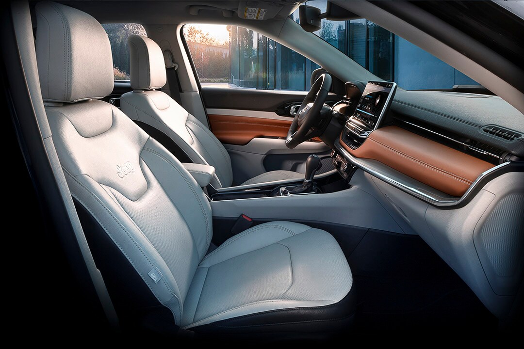 vue de la console centrale, du volant et de la planche de bord du Jeep Compass 2022