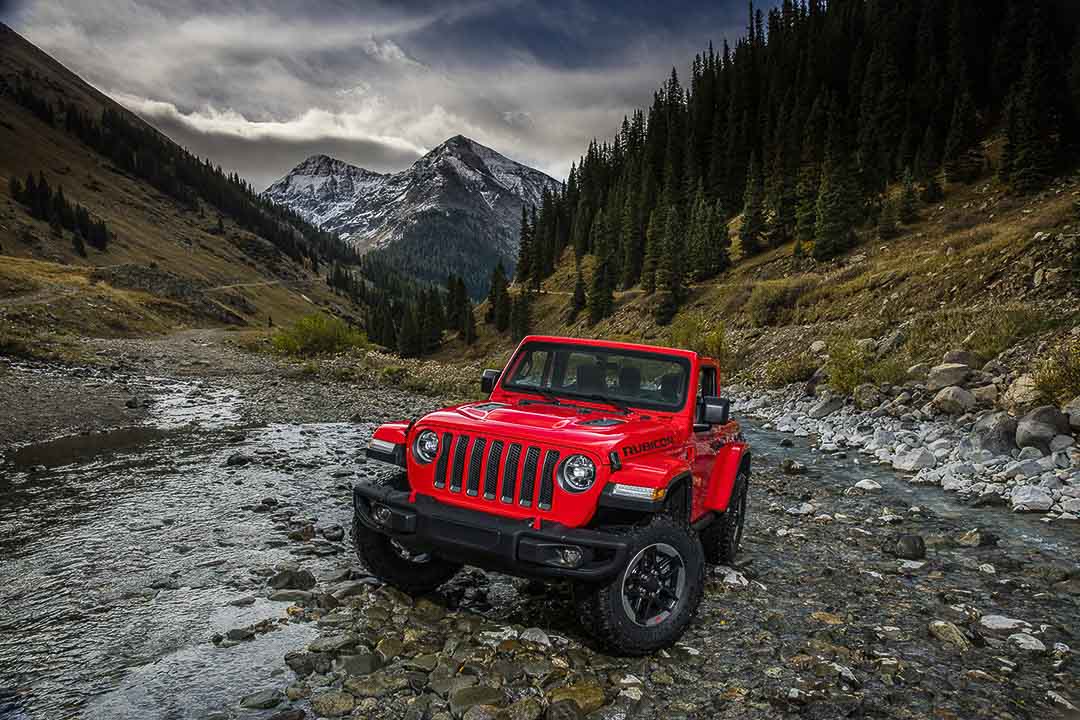 vue trois quart avant du Jeep Wrangler 2021 stationné dans une rivière