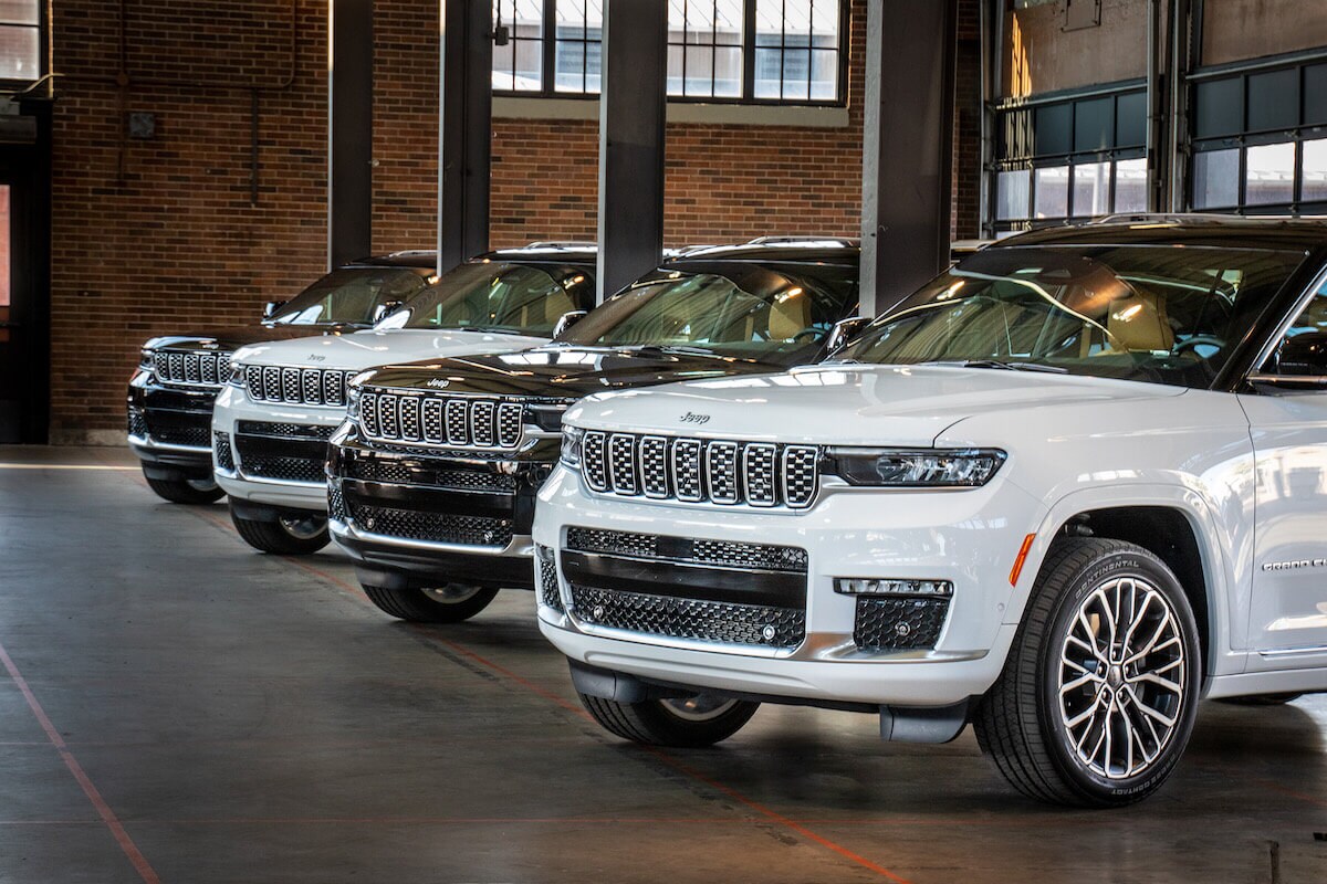 Gamme Jeep Grand Cherokee L Summit 2021 située dans un garage automobile